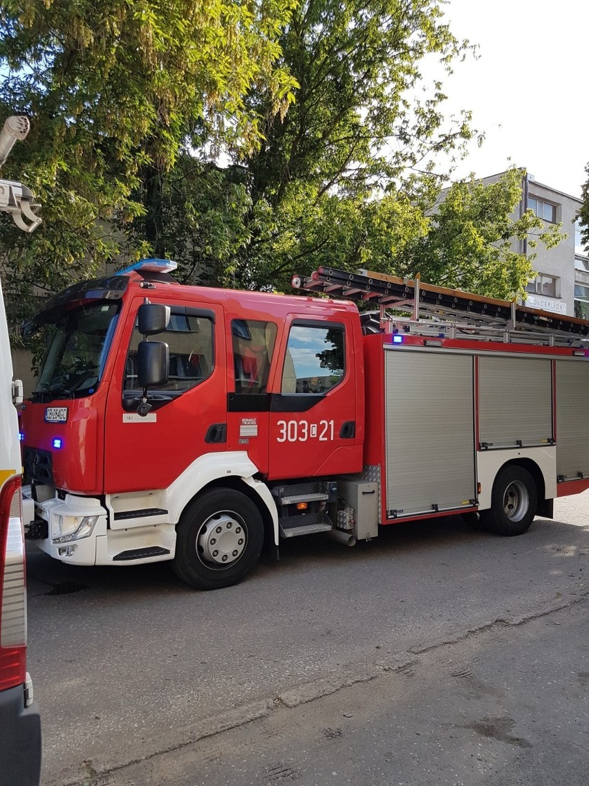 Na miejscu zdarzenia działają policja, straż pożarna, która...