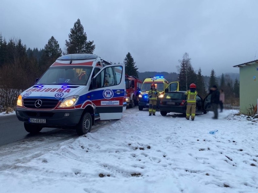 Nieszczęście na drodze w Tyliczu. Auto w poślizgu. Dwoje pieszych w szpitalu