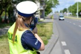 Jechał 135 km/h w terenie zabudowanym. Policjanci z KMP Włocławek zatrzymali 18-latkowi prawo jazdy i ukarali mandatem