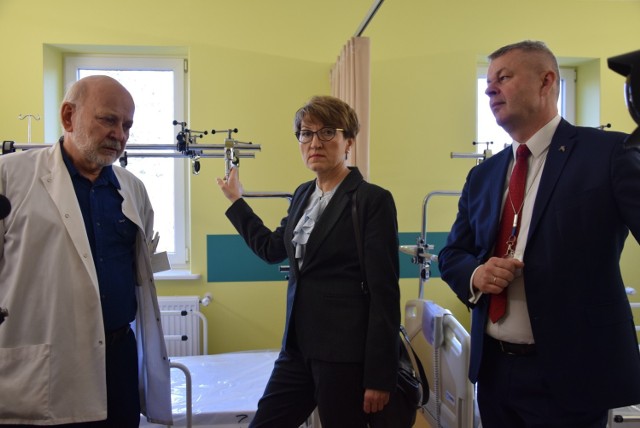 Remont skrzydła klinicznego oddziału chirurgii urazowo-ortopedycznej w Szpitalu Uniwersyteckim w Zielonej Górze. Od lewej: Lesław Mądry, Elżbieta Anna Polak, Marek Działoszyński.