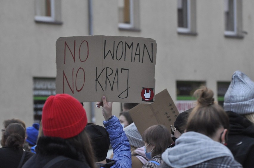Protest kobiet w Obornikach - Myślę, czuję, decyduję [ZDJĘCIA]