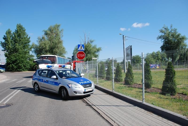 Pruszcz Gd.: Seicento wpadło pod autokar. 20-letni kierowca w szpitalu