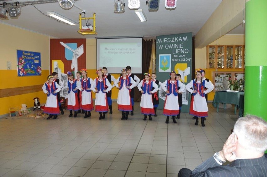 Uczniowie i nauczyciele Szkoły Podstawowej w Karnkowie...
