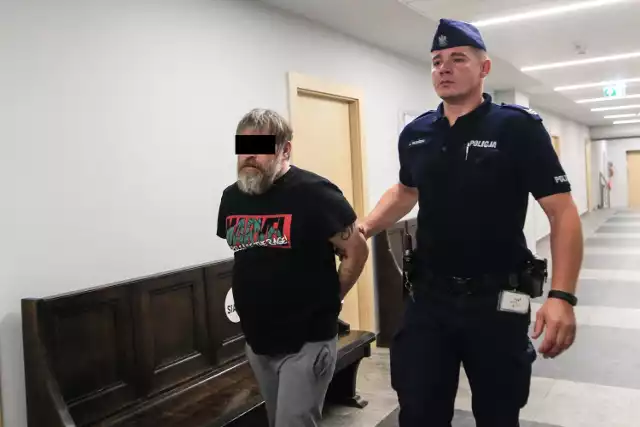 W środę, 6 lipca przed Sądem Okręgowym w Poznaniu rozpoczął się proces 41-letniego Tomasza B. Mężczyzna jest oskarżony o kilkukrotne zgwałcenie kobiety i jej zabójstw.