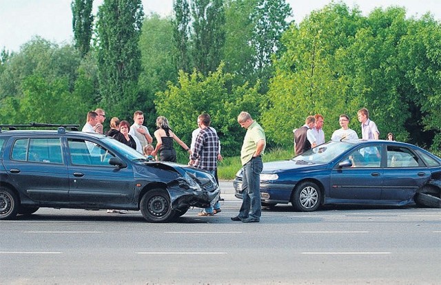 Dwie "renówki" zderzyły się wczoraj przy skrzyżowaniu ulic Dąbrowskiego i Gojawiczyńskiej.