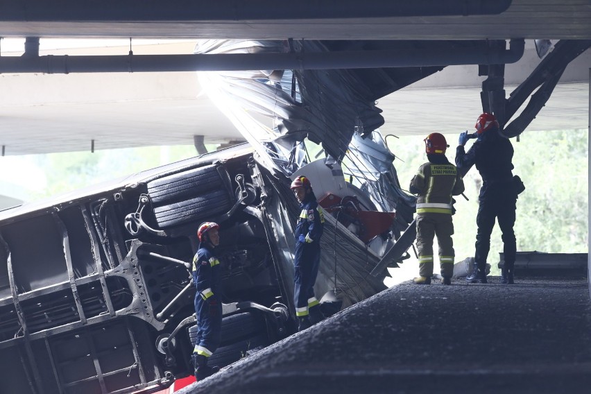 Warszawa. Autobus spadł z mostu trasy S8. W środku byli pasażerowie. Co najmniej jedna ofiara śmiertelna