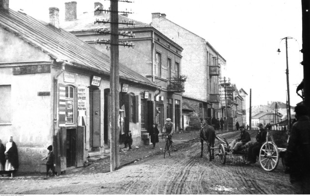 Widok ulicy Narutowicza w perspektywie. Po lewej stronie widoczna piekarnia p. Ajlisia. 1930