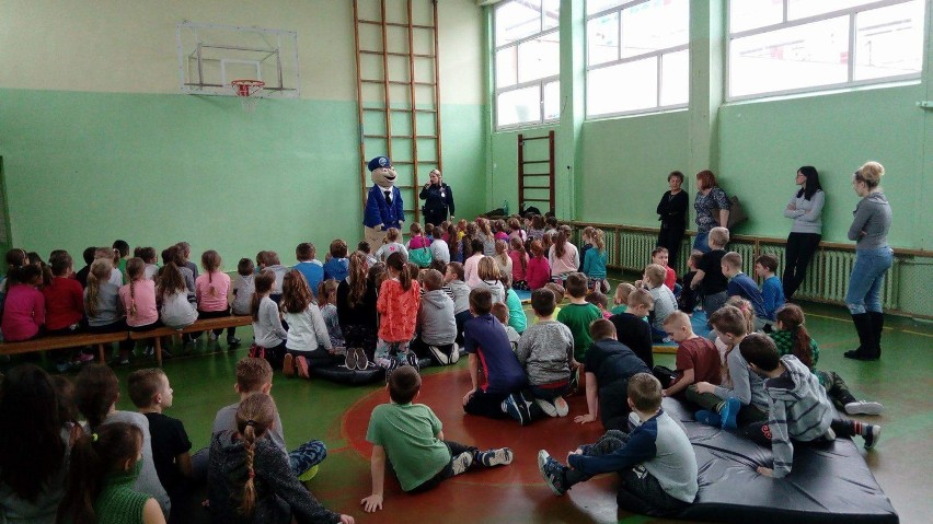 Dzielnicowa i sierżant Pyrek z wizytą u najmłodszych w Krajence