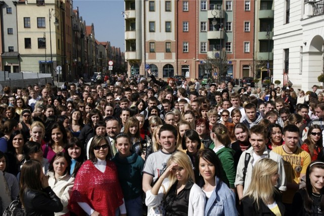 Wspólne zdjęcie głogowskiej młodzieży maturalnej - rok 2009