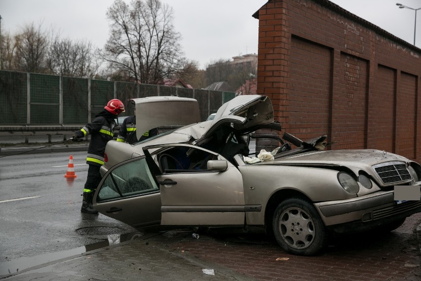 Dramatyczny wypadek na ulicy Lublańskiej w Krakowie, jedna osoba zginęła [ZDJĘCIA]