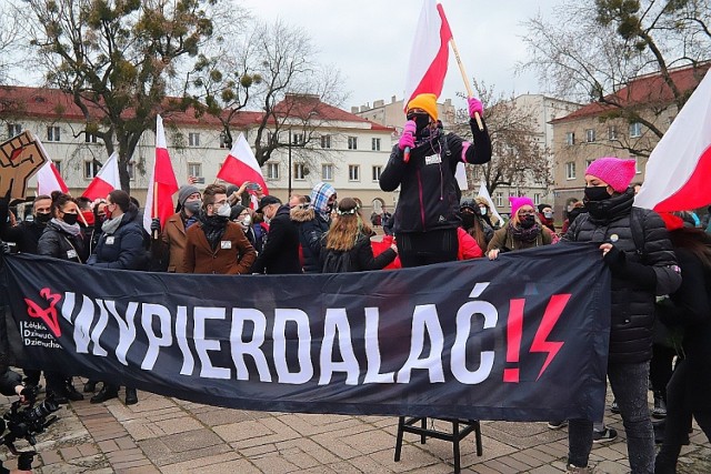 Strajk kobiet 2020! W 102 rocznicę zdobycia praw wyborczych kobiety w Polsce nadal walczą o swoje prawa! W sobotę protestowały przeciwko brutalności policji i zakazowi. Manifestacje odbyły się w wielu polskich miastach. Demonstracje 28 listopada odbywały się pod hasłem "Dzień niepodległości Polek!".