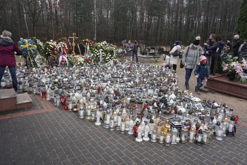 Tłumy ludzi odwiedzają grób Krzysztofa Krawczyka w...
