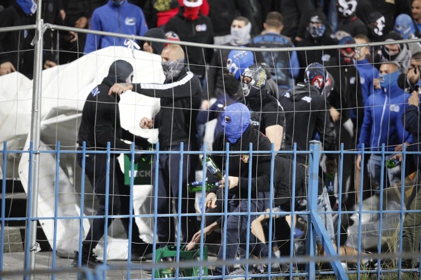 Zadyma na Wielkich Derbach Śląska. Pod koniec meczu Ruchu z Górnikiem, kibice Niebieskich wywołali zadymę na trybunach