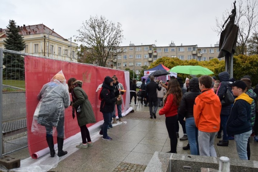 Pruszcz Gd.: Biją rekord Polski Guinnessa w jednoczesnym malowaniu orła na 100-lecie Niepodległości [ZDJĘCIA, WIDEO]