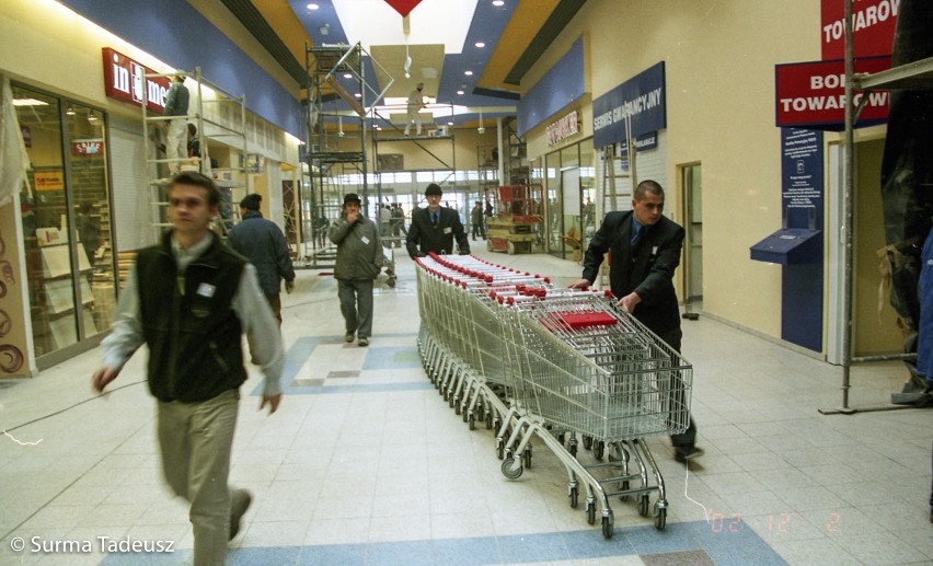 19 lat temu w Stargardzie. Tak w 2002 roku otwierali hipermarket Tesco. ZDJĘCIA 