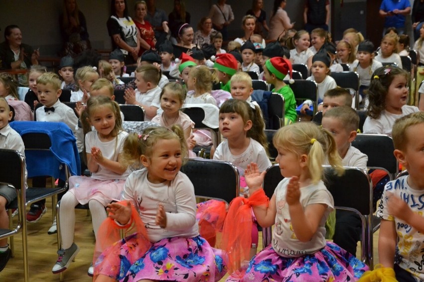 Przedszkolaki z piosenkami i tańcami wystąpiły w Zawidowie. Były urocze i pełne energii