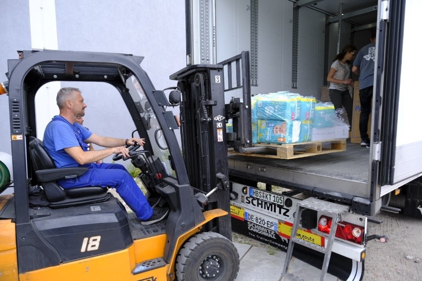 Przeładunek transportu z Niemiec z darami dla Ukrainy