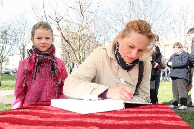 Księgę wyłożono też na Rynku w Człuchowie