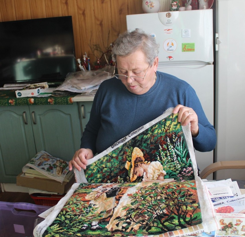 POWIAT WSCHOWSKI. Elżbieta Malcher z Wróblowa haftuje przepiękne obrazy. Dlaczego nie można ich kupić? Przeczytajcie!  [ZDJĘCIA] 