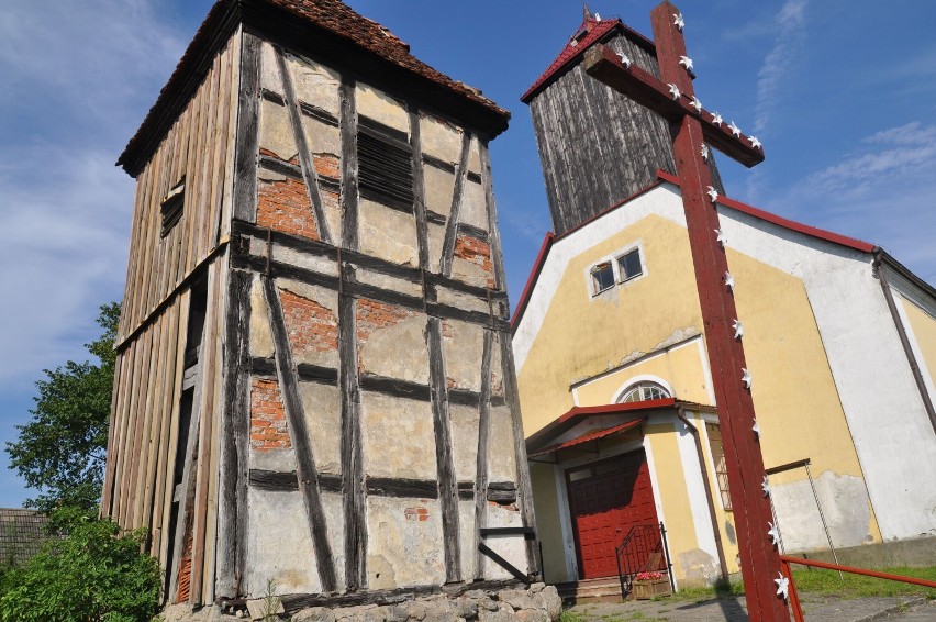 Zabytkowa dzwonnica kościoła w Wierzchowie jest remontowana...