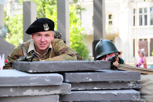 barykada na al. niepodległości| powstańcza barkykada w poznaniu| barykada w parku wieniawskiego| grupa historyczna na barykadzie| grupda historyczna| Program obchodów 67. rocznicy wybuchu Powstania Warszawskiego:|  poznańskie obchody 67. rocznicy wybuchu