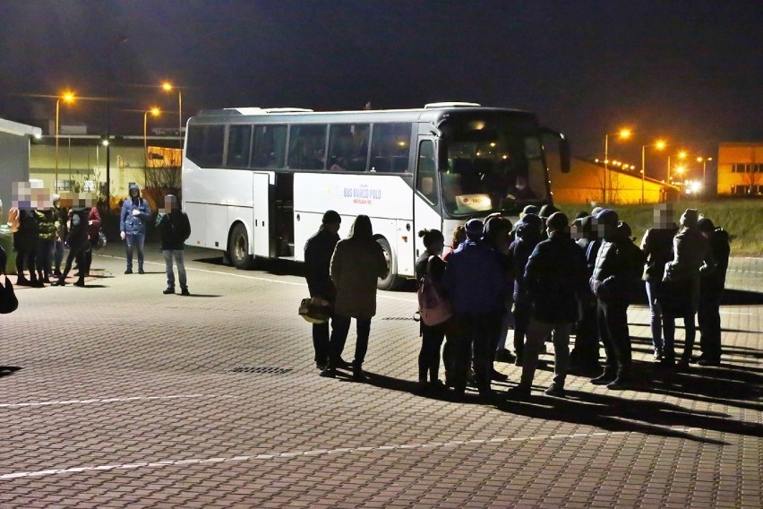 W środę wieczorem pracownicy LG Chem tłoczyli się przed...