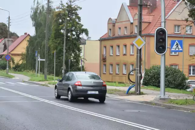 Przejście dla pieszych z sygnalizacją świetlnych w Krośnie Odrzańskim, przy ulicy Słubickiej.