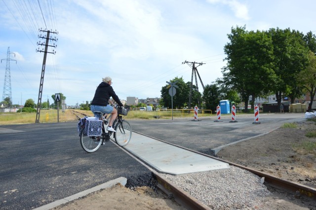 Na przejeździe kolejowym w ciągu ulic Mireckiego i Topolowej w Lęborku dobiega końca budowa przejścia pieszo - rowerowego.