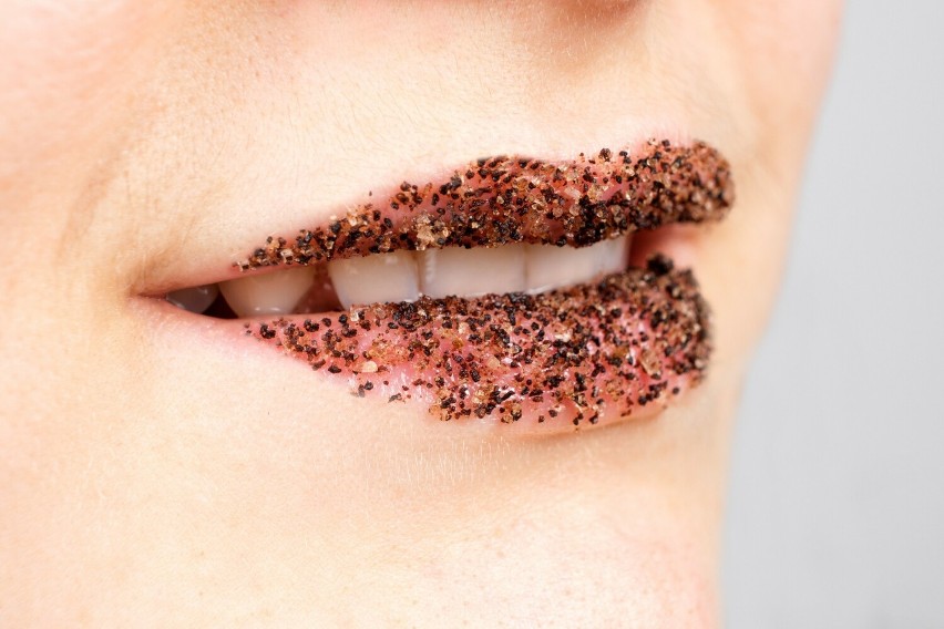 Zadbaj o zdrowy wygląd naskórka ust, regularnie złuszczając...
