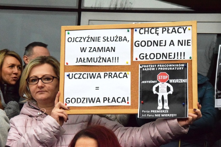 Bielsko-Biała: protest pracowników prokuratury [ZDJĘCIA]