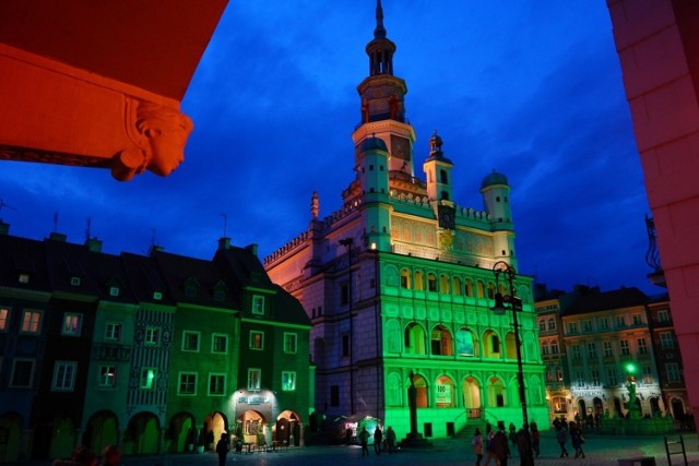 Poznańskie budynki były jednymi z wielu na całym świecie, które w niedzielę w ramach inicjatywy Global Greening przybrały kolor koniczyny.