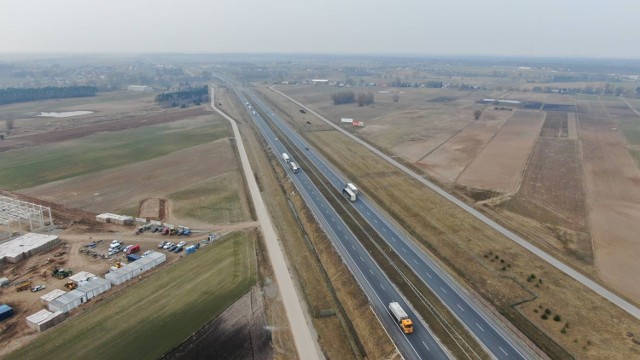 Grupa ponad 50 osób utknęła w upale na autostradzie A1 w okolicach Włocławka, bo popsuł się autokar.