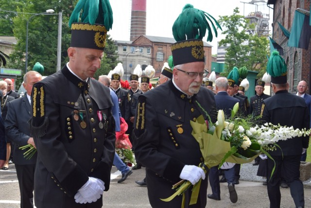 Obchody 120-lecia kopalni Chwałowie w Rybniku. Z tej okazji przed budynkiem dyrekcji zakładu odsłonięto obelisk, tablicę oraz otwarto izbę pamięci.