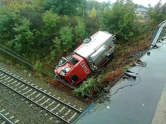 Wypadek w Jarosławiu. Do wypadku doszło 26 września,  około godz. 9.15 na ul. Szczytniańskiej. Jak wynika ze wstępnych ustaleń strażacy jechali mercedesem, wozem ratownictwa drogowego. Był to wyjazd alarmowy do akcji, do innego zdarzenia drogowego do Pełkiń. Ze wstępnych ustaleń wynika, że kierujący pojazdem najprawdopodobniej wpadł w poślizg i na łuku drogi, na wiadukcie kolejowym wypadł przez barierki a potem upadł na nasyp kolejowy.


Zobacz:  Wypadek w Kosinie. Zginął motocyklista