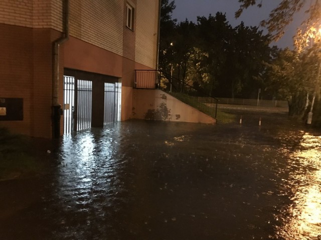 Ulewa przeszła przez miasto i znowu wiele garaży i domów zostało zalanych. Nie inaczej było przy ulicy Pogodnej 37. Mieszkańcy mają dosyć, że ich ulica służy za zbiornik retencyjny. Nie pomogła nawet przebudowa ulicy.