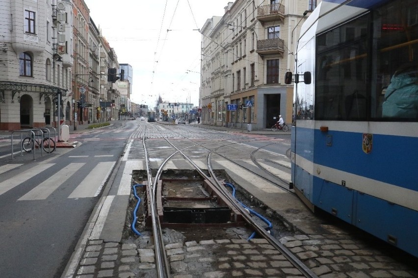 Wrocław. Autobus MPK wpadł do... wykopu na torowisku tramwajowym (ZOBACZ ZDJĘCIA)