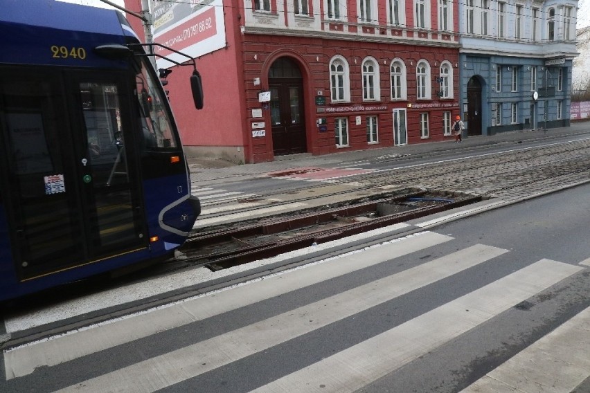 Wrocław. Autobus MPK wpadł do... wykopu na torowisku tramwajowym (ZOBACZ ZDJĘCIA)