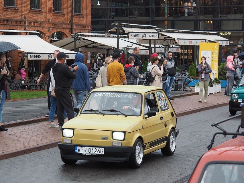 Zlot fanów „Maluchów” w Manufakturze ZDJĘCIA! Ostatni Fiat 126p wyjechał z fabryki 21 lat temu!