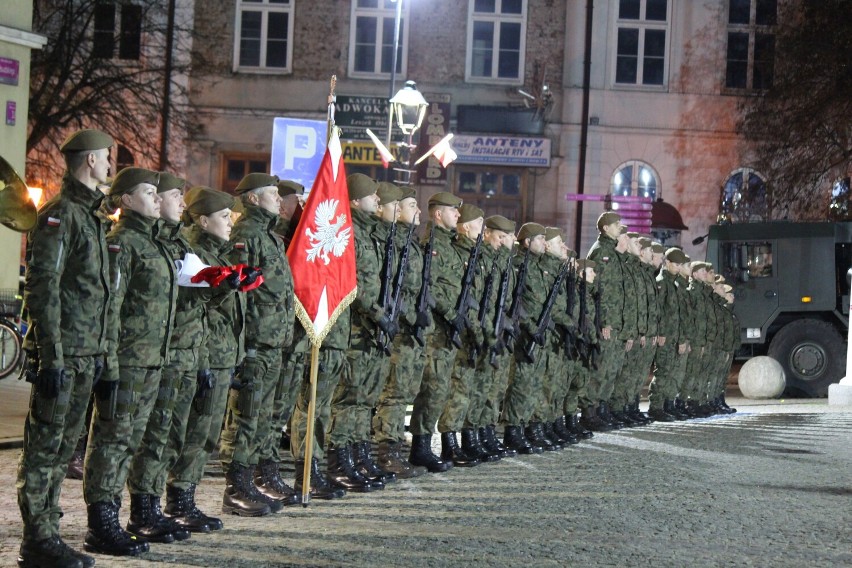 Na Placu Piłsudskiego w Kutnie uczczono 104. rocznicę odzyskania niepodległości Polski rocznicę