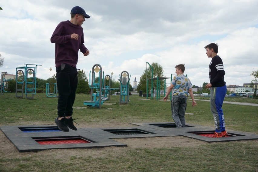 Można skakać. Trampoliny chodnikowe nad Ochnią już są.