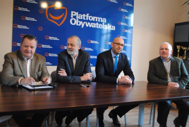 Konferencja zorganizowana została przez szefa lokalnego koła PO, Macieja Trąbczyńskiego (pierwszy z lewej)
