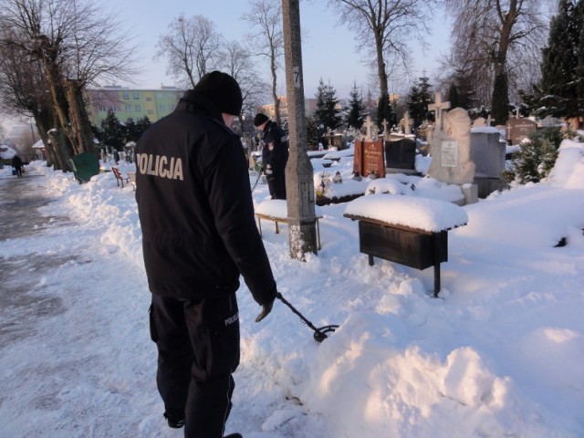 Policja postrzału nie potwierdza, ale penetruje cmentarz wykrywaczami metalu