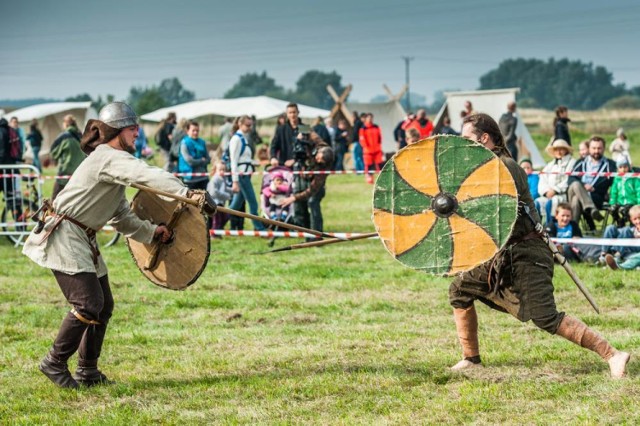 Po północnej i zachodniej stronie grodu zbudowano podgrodzie - osadę o niecodzienniej zabudowie. Archeolodzy oszacowali, że mogło tam stać nawet 87 domów.