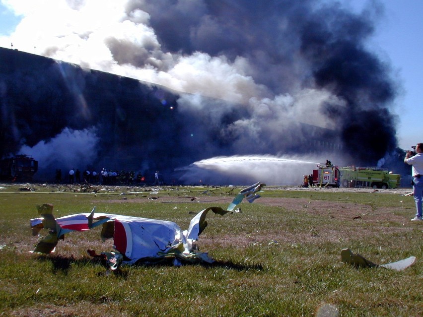 Szczątki samolotu rozbitego o budynek Pentagonu a w tle...