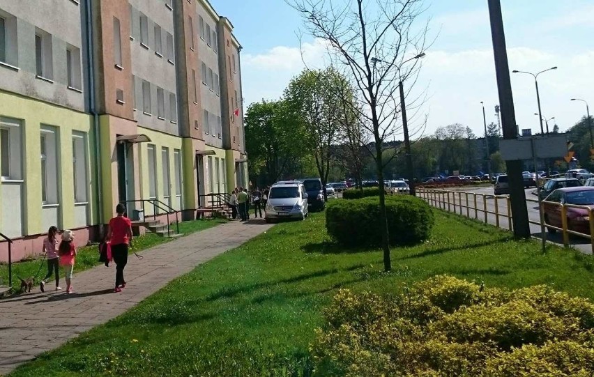 Zwłoki 61-latka znaleźli mieszkańcy budynku na Kapuściskach,...