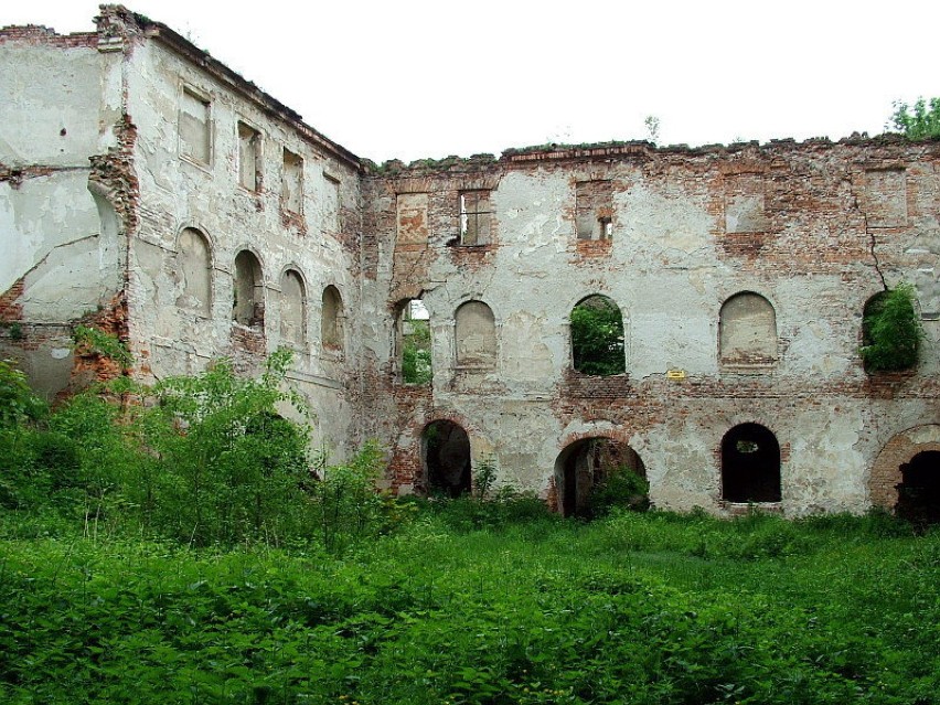 Kiedyś wspaniały dziedziniec, dziś zarośnięta chwastami...