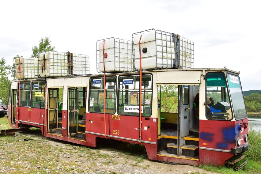 W Piechcinie zatopiono tramwaj Konstal 805, który przez 38...