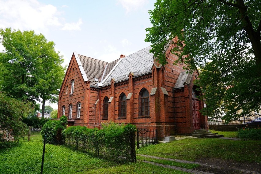 Kaplica ewangelików w Tczewie. To wydzielony teren od parku....