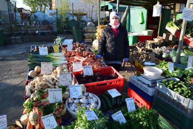 Targowisko miejskie przy ul. Owocowej w Zielonej Górze otwarte jest trzy dni w tygodniu (w każdy wtorek, czwartek oraz sobotę). Zobacz, ile kosztują warzywa, owoce oraz inne produkty.