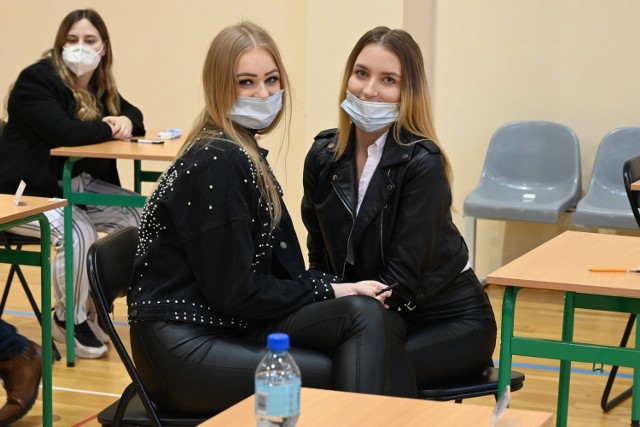 Paulina Radomska i Anita Krawczyk z VII Liceum Ogólnokształcącego imienia Józefa Piłsudskiego w Kielcach do egzaminu z języka angielskiego podeszły z uśmiechem na twarzach.